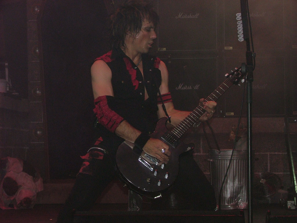alice-2-050630-11.jpg